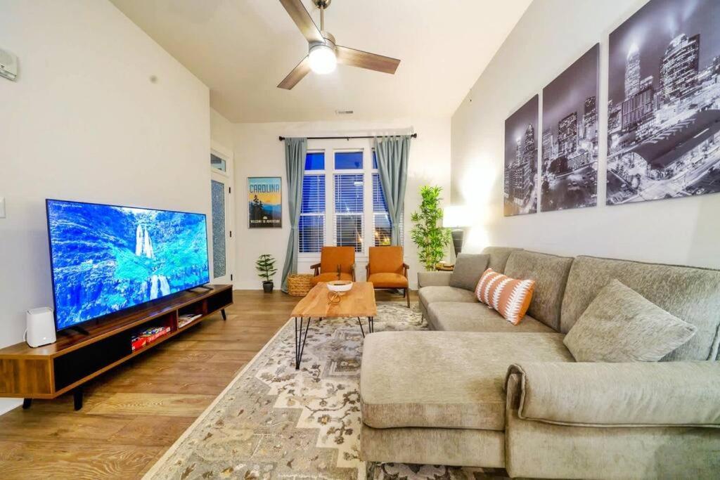 דירות שרלוט New Stylish Getaway- 5 Mil To Uptown/3 Smart Tvs! מראה חיצוני תמונה
