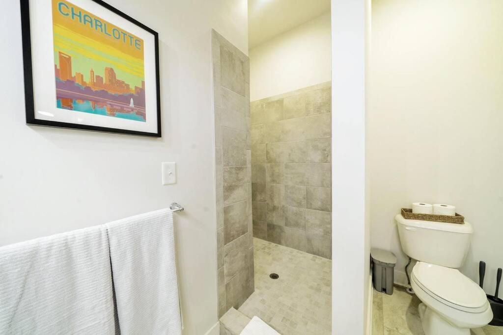 דירות שרלוט New Stylish Getaway- 5 Mil To Uptown/3 Smart Tvs! מראה חיצוני תמונה